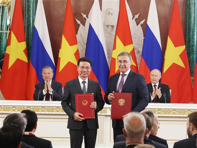 Tổng Bí thư Tô Lâm và Tổng thống Nga V. Putin chứng kiến trao các văn kiện hợp tác- Ảnh 1. Tổng Bí thư Tô Lâm và Tổng thống Nga V. Putin chứng kiến trao các văn kiện hợp tác- Ảnh 1.