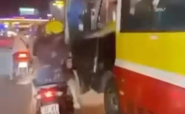 Điều tra clip sốc: Tài xế xe buýt mở cửa đập vào gia đình đi xe máy giữa ngã tư TP Vinh