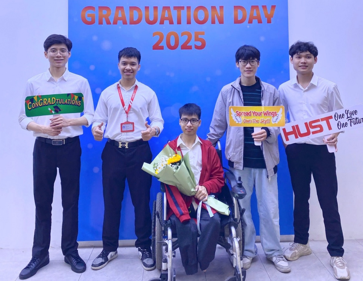 Tốt nghiệp loại Giỏi Bách khoa Hà Nội, nam sinh ‘10 năm được bạn cõng’ đi học thừa nhận về nghề IT: Nói về mong ước hiện tại