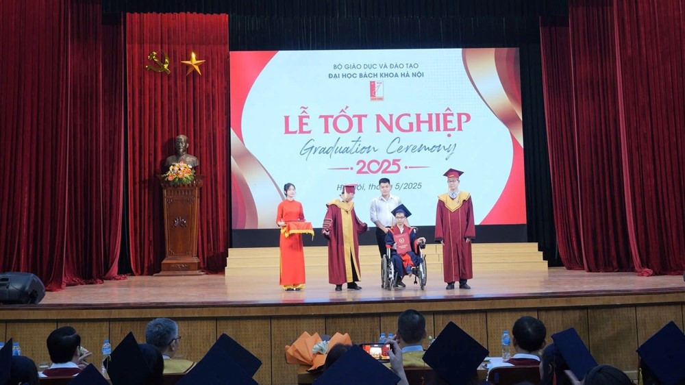 Nam sinh tái hiện ‘10 năm cõng bạn’ tại lễ tốt nghiệp Bách khoa, từng vinh dự nhận giải thưởng ‘Thanh niên sống đẹp’, nay là sinh viên năm 5 Y Thái Bình - ảnh 2