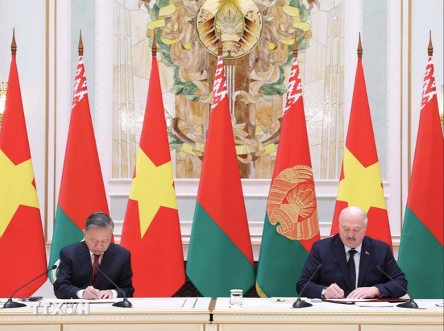 Tổng Bí thư Tô Lâm và Tổng thống Aleksandr Lukashenko ký tuyên bố nâng cấp quan hệ Việt Nam - Belarus ảnh 2