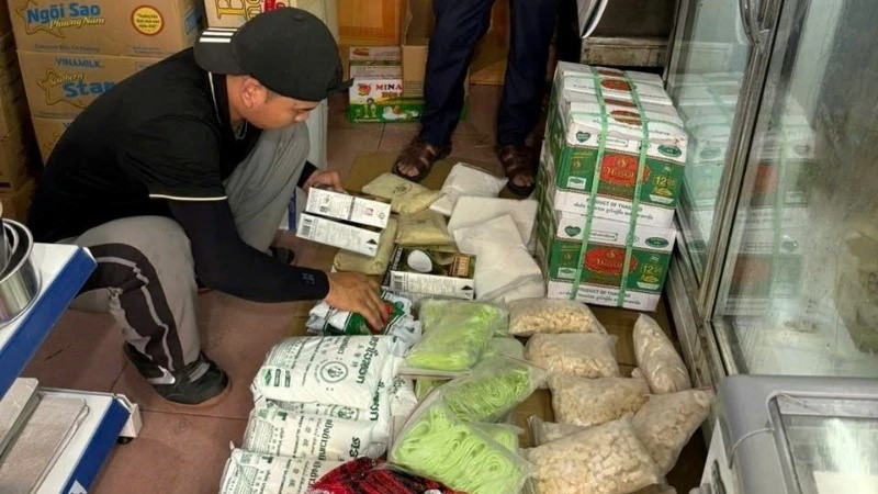 Hàng trăm gói cùi bưởi, trà thái, cơm sầu riêng... bị tiêu hủy vì không rõ nguồn gốc - ảnh 1