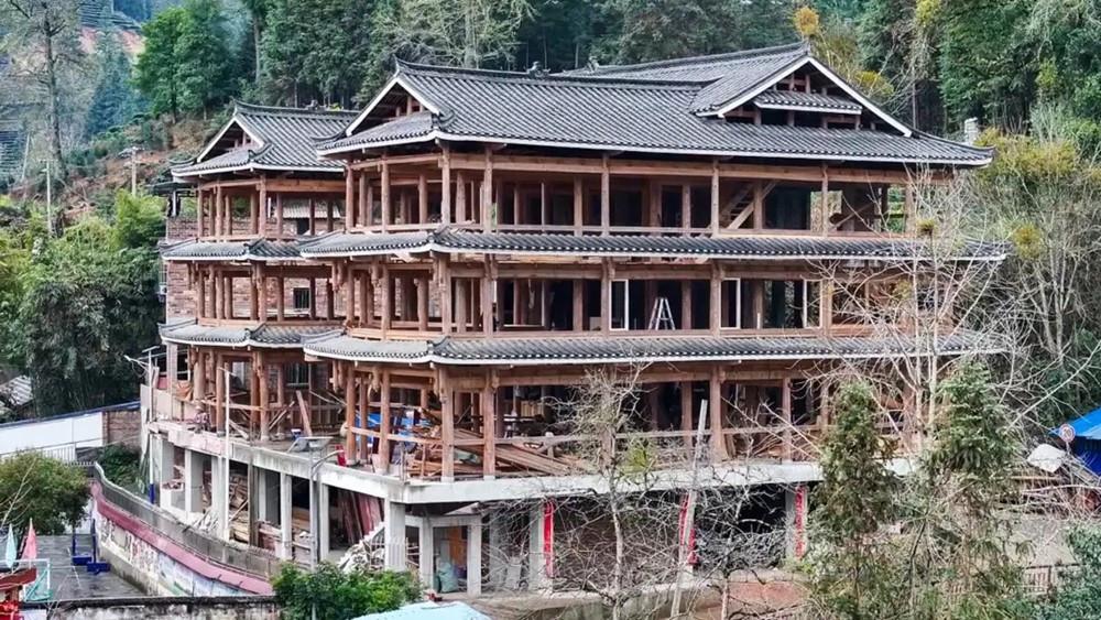 Người đàn ông 76 tuổi xây hơn 200 ngôi nhà gỗ không dùng đinh, không bản vẽ, được vinh danh nhờ kỹ thuật độc nhất - ảnh 2