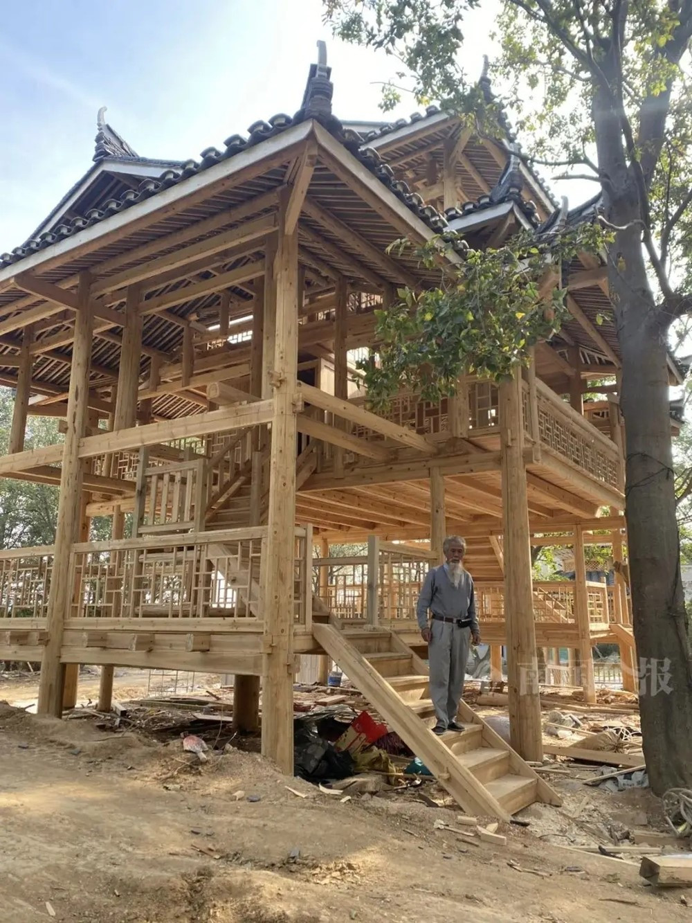 Người đàn ông 76 tuổi xây hơn 200 ngôi nhà gỗ không dùng đinh, không bản vẽ, được vinh danh nhờ kỹ thuật độc nhất - ảnh 3