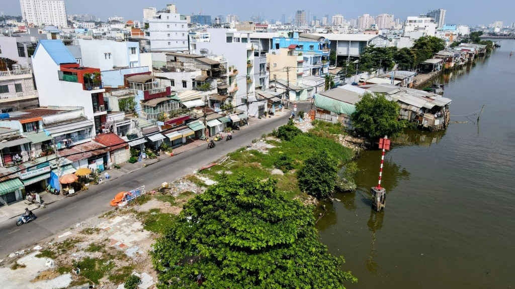 Thành phố giàu nhất Việt Nam sẽ giải tỏa hàng nghìn căn nhà lụp xụp, 'đổi đời' cho 2 kênh rạch ô nhiễm đã nhiều năm- Ảnh 1. Thành phố giàu nhất Việt Nam sẽ giải tỏa hàng nghìn căn nhà lụp xụp, 'đổi đời' cho 2 kênh rạch ô nhiễm đã nhiều năm- Ảnh 1.