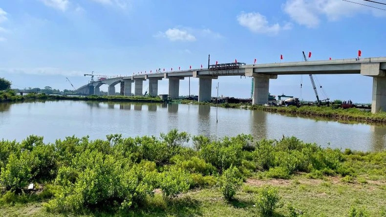 Hôm nay, chính thức hợp long cầu vượt trăm tỷ kết nối Nam Định - Ninh Bình- Ảnh 2. Hôm nay, chính thức hợp long cầu vượt trăm tỷ kết nối Nam Định - Ninh Bình- Ảnh 2.