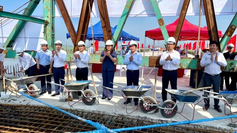 Hôm nay, chính thức hợp long cầu vượt trăm tỷ kết nối Nam Định - Ninh Bình- Ảnh 1. Hôm nay, chính thức hợp long cầu vượt trăm tỷ kết nối Nam Định - Ninh Bình- Ảnh 1.