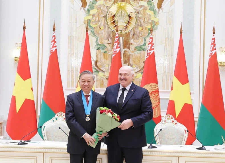 vna potal le trao tang huan chuong huu nghi cac dan toc cua belarus cho tong bi thu to lam 8027647 9732 7949 jpg 93622897752073933241590.webp
