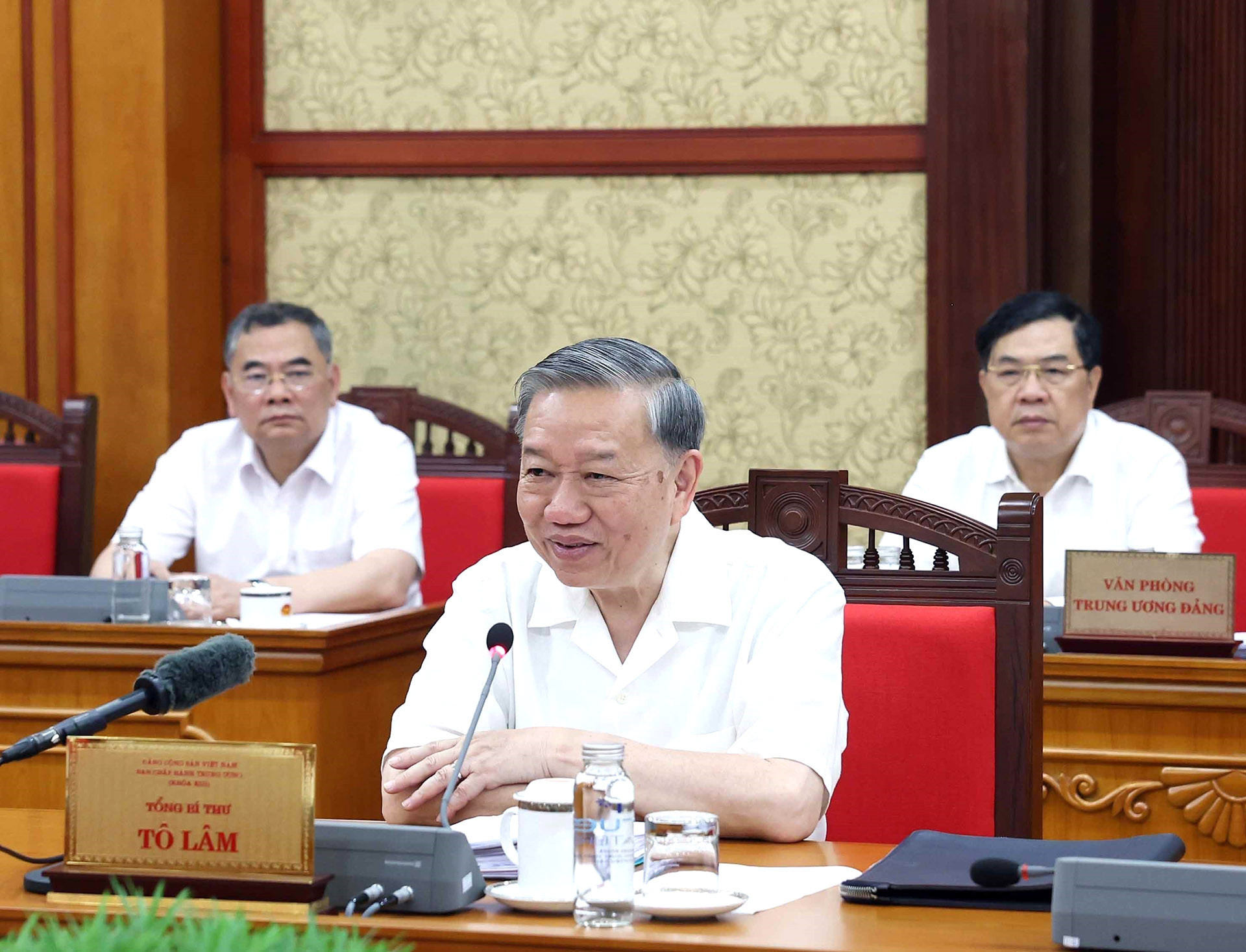 vna_potal_tong_bi_thu_to_lam_chu_tri_hop_ban_bi_thu_ve_gop_y_du_thao_sua_doi_hien_phap_2013_8029966.jpg