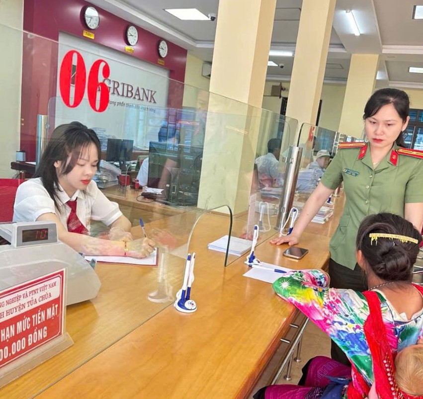 Chị T. đến ngân hàng 5 lần để 'nhận quà của Điện Máy Xanh, TGDĐ', nhân viên ngăn chặn, lập tức báo công an - ảnh 1