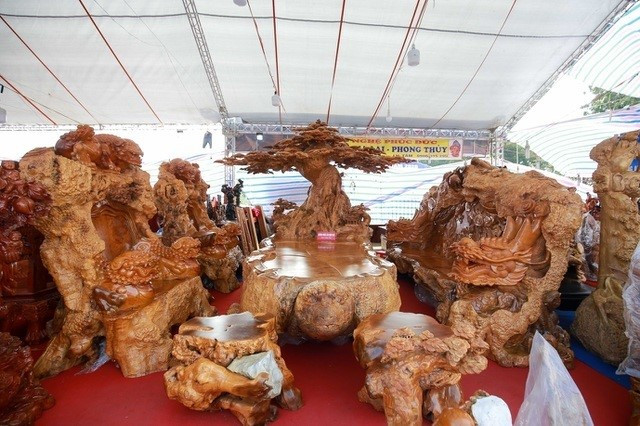 Cặp lục bình làm từ loại gỗ 'quý như kim cương' tại Việt Nam từng lập kỷ lục: Cao gần 2m, mất 36 tháng chế tác - ảnh 3