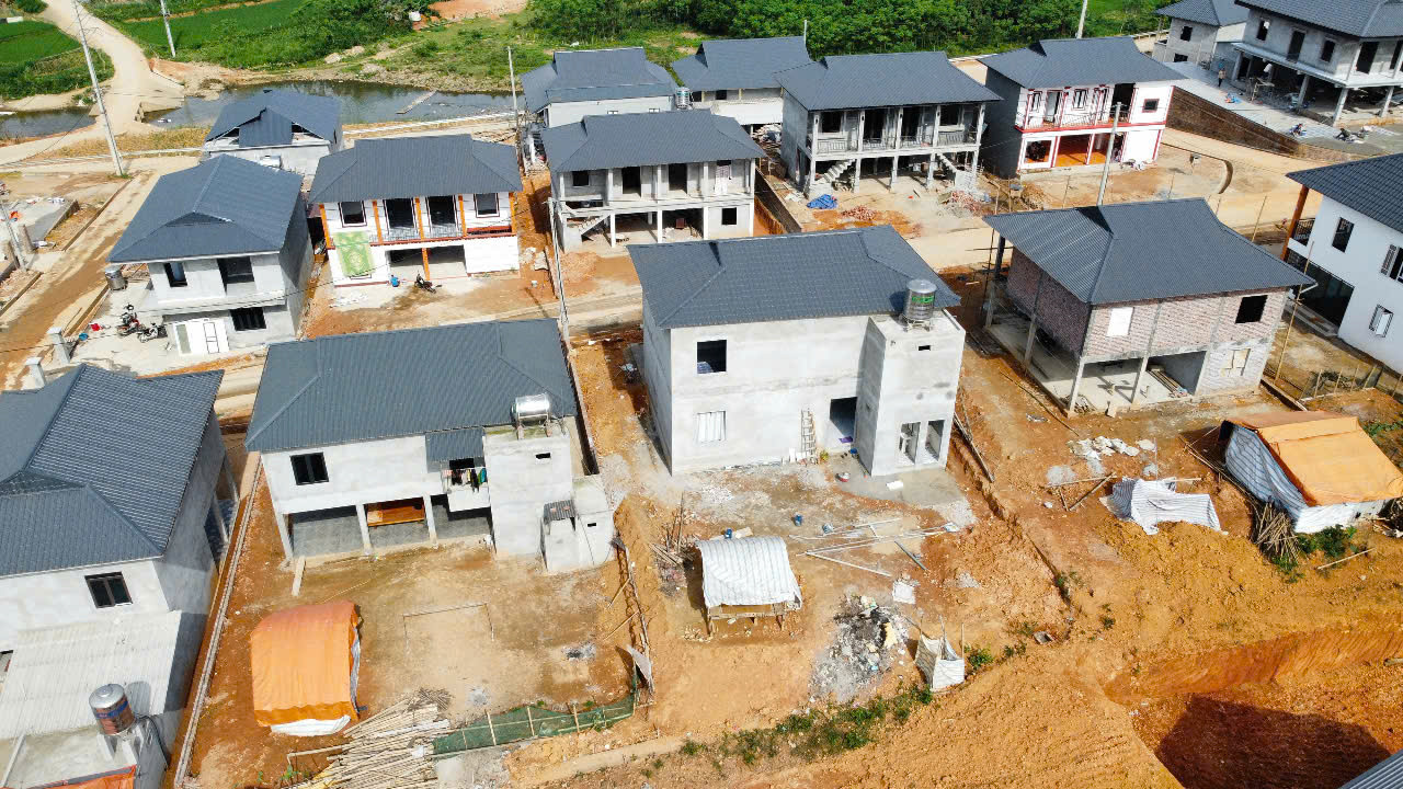 Chiêm ngưỡng làng tái định cư đẹp như khu nhà ở liền kề giữa núi đồi- Ảnh 3. Chiêm ngưỡng làng tái định cư đẹp như khu nhà ở liền kề giữa núi đồi- Ảnh 3.