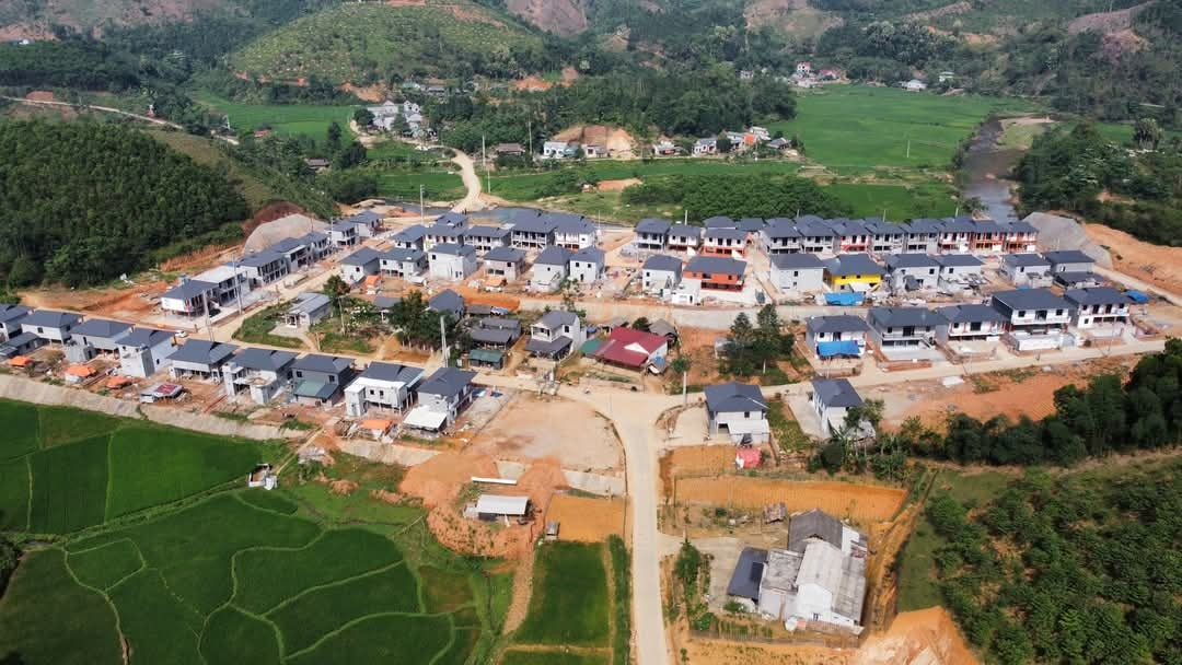 Chiêm ngưỡng làng tái định cư đẹp như khu nhà ở liền kề giữa núi đồi- Ảnh 4. Chiêm ngưỡng làng tái định cư đẹp như khu nhà ở liền kề giữa núi đồi- Ảnh 4.