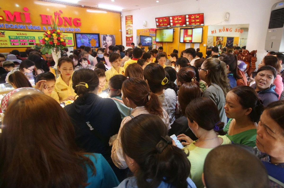 Ông chủ tiệm vàng lớn bậc nhất TP.HCM: Từng làm phụ xe tải, góp hàng tỷ chống dịch, sống âm thầm và trao ‘niềm tin vàng’ suốt 36 năm
