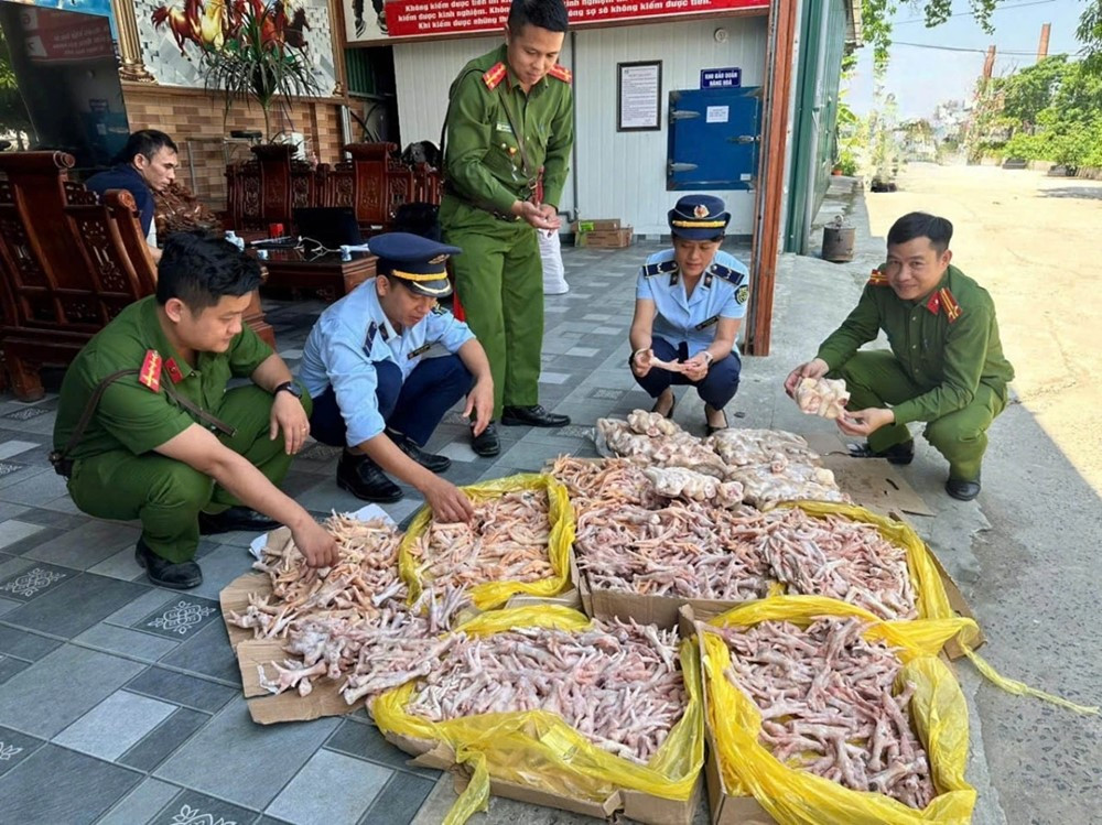 Kinh hoàng hàng trăm kg chân gà, đuôi lợn không rõ nguồn gốc trong kho công ty 'thực phẩm sạch' - ảnh 1