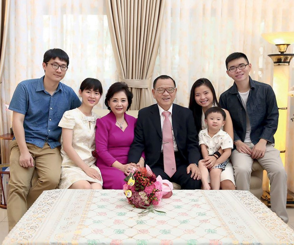 Gia tộc Hoa kiều giàu khét tiếng đứng sau đế chế giày dép số 1 Việt Nam, ban đầu bán dép cao su nay thành doanh nghiệp nghìn tỷ: 3 con kế nghiệp, sống rất kín tiếng - ảnh 1