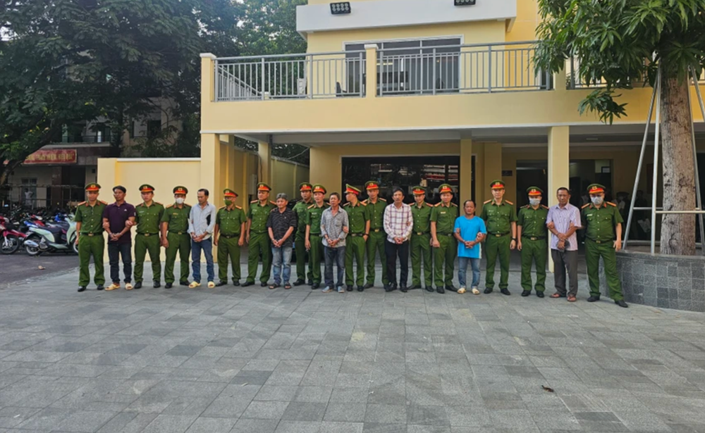 Bắt giam chủ một công ty và 6 cán bộ hải quan - ảnh 2