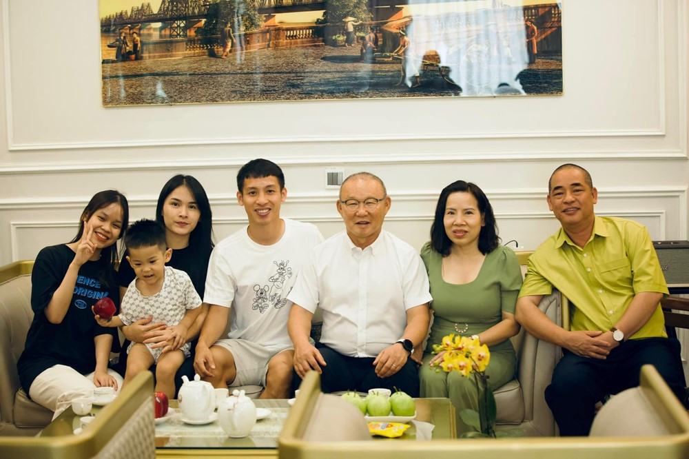 Chàng tiền vệ nổi tiếng với biệt danh ‘người không phổi’ của tuyển Việt Nam từng gây sốt khi xây nhà lầu 10 tỷ tặng bố mẹ, giờ lại khiến dân mạng rần rần vì ‘tậu’ biệt thự hạng sang cho vợ - ảnh 2