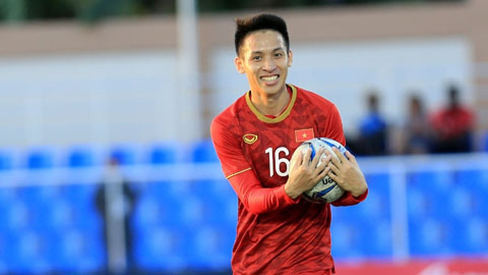 Chàng tiền vệ nổi tiếng với biệt danh ‘người không phổi’ của tuyển Việt Nam từng gây sốt khi xây nhà lầu 10 tỷ tặng bố mẹ, giờ lại khiến dân mạng rần rần vì ‘tậu’ biệt thự hạng sang cho vợ - ảnh 1