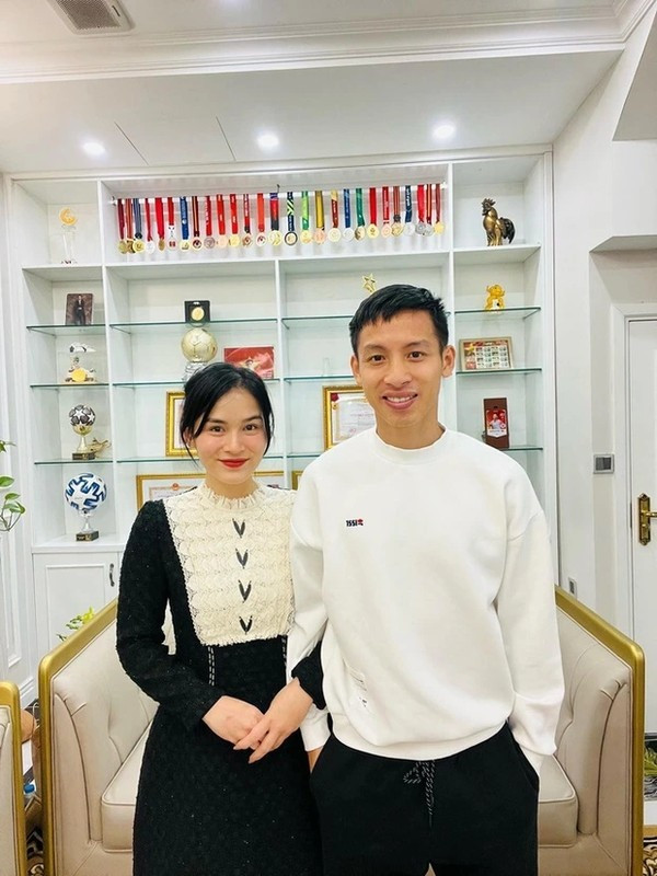 Chàng tiền vệ nổi tiếng với biệt danh ‘người không phổi’ của tuyển Việt Nam từng gây sốt khi xây nhà lầu 10 tỷ tặng bố mẹ, giờ lại khiến dân mạng rần rần vì ‘tậu’ biệt thự hạng sang cho vợ - ảnh 4
