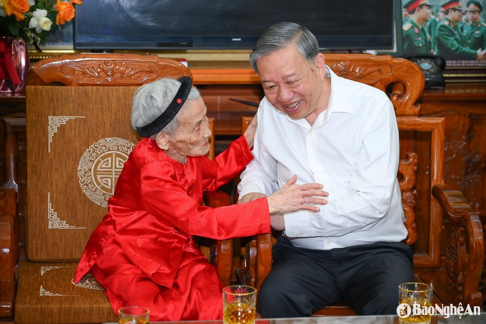 Mẹ Việt Nam Anh hùng 102 tuổi vừa được Tổng Bí thư Tô Lâm thăm, tặng quà: 2 con trai đều là liệt sĩ, cháu nội là Đại tá quân đội - ảnh 2