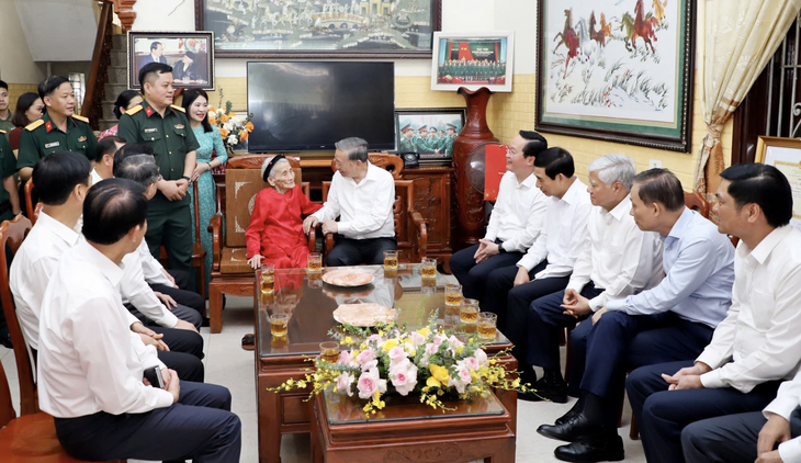 Mẹ Việt Nam Anh hùng 102 tuổi vừa được Tổng Bí thư Tô Lâm thăm, tặng quà: 2 con trai đều là liệt sĩ, cháu nội là Đại tá quân đội - ảnh 1