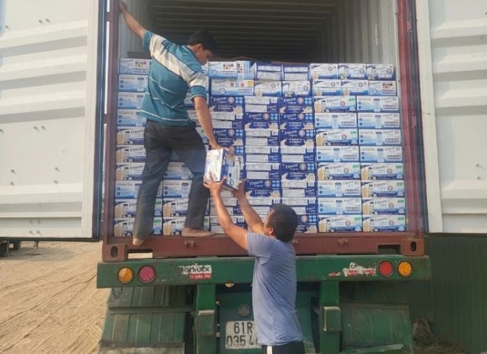 Khởi tố nữ cán bộ hải quan tiếp tay buôn lậu hơn 4.000 thùng sữa từ Mỹ về Việt Nam