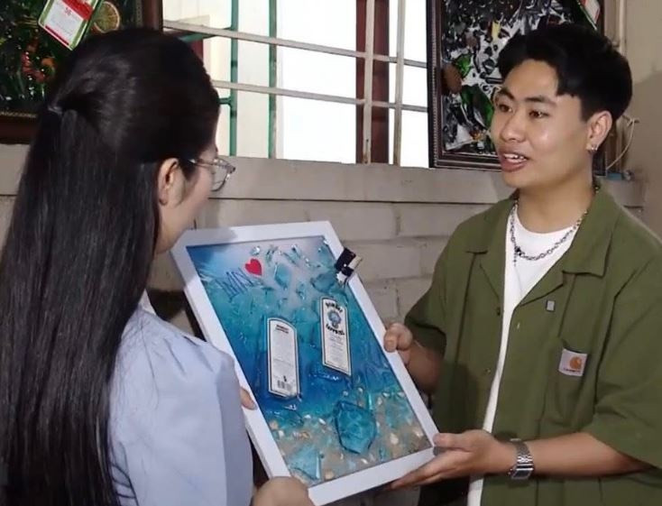Chàng chai 10X khởi nghiệp với số vốn 5 triệu đồng biến vật liệu tưởng như bỏ đi thành tranh nghệ thuật