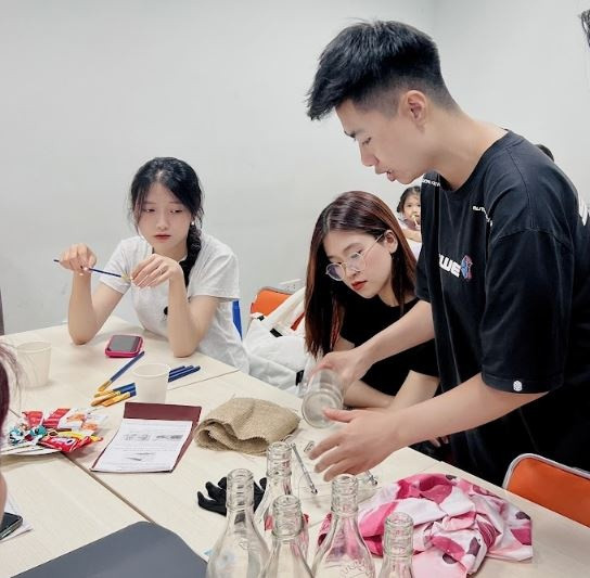 Chàng chai 10X khởi nghiệp với số vốn 5 triệu đồng biến vật liệu tưởng như bỏ đi thành tranh nghệ thuật