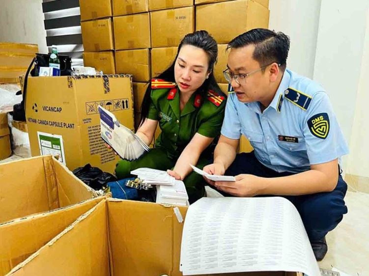 Sau gần 1 năm theo dõi, Công an phá chuyên án thực phẩm chức năng giả quy mô 100 tấn do dược sĩ Tiến tự điều chế, phân phối trên toàn quốc