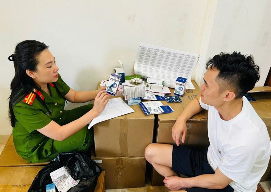 Sau gần 1 năm theo dõi, Công an phá chuyên án thực phẩm chức năng giả quy mô 100 tấn do dược sĩ Tiến tự điều chế, phân phối trên toàn quốc