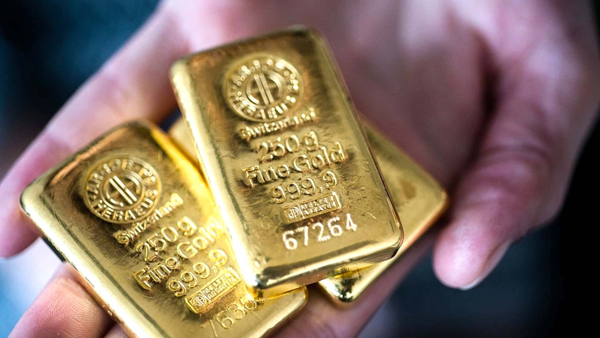 Giá vàng thế giới lao dốc mạnh nhất trong 6 tháng