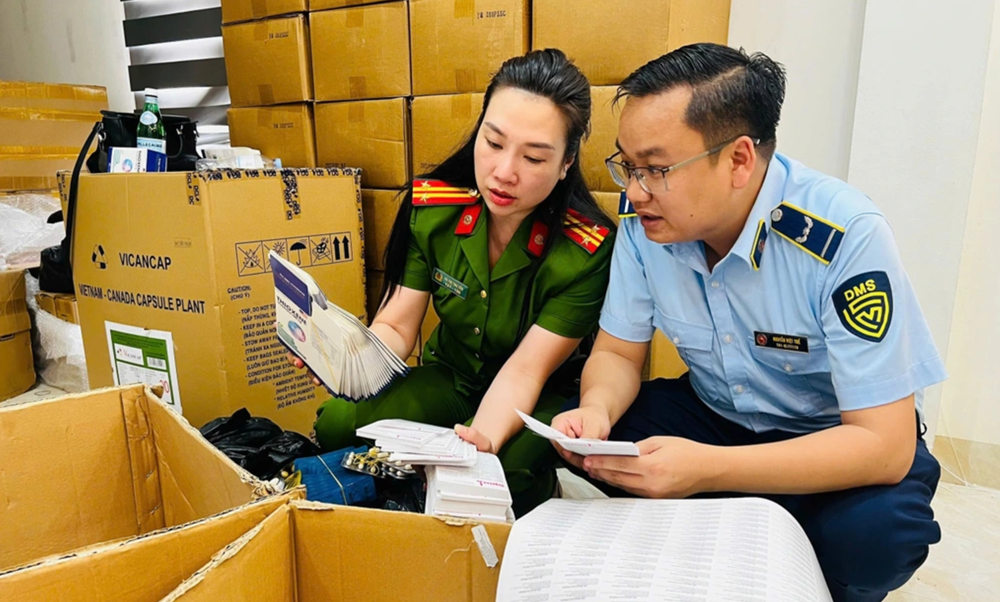 Bắt khẩn cấp vợ chồng ‘dược sĩ Tiến’ cầm đầu đường dây sản xuất 100 tấn thực phẩm chức năng, thiết bị y tế giả - ảnh 1