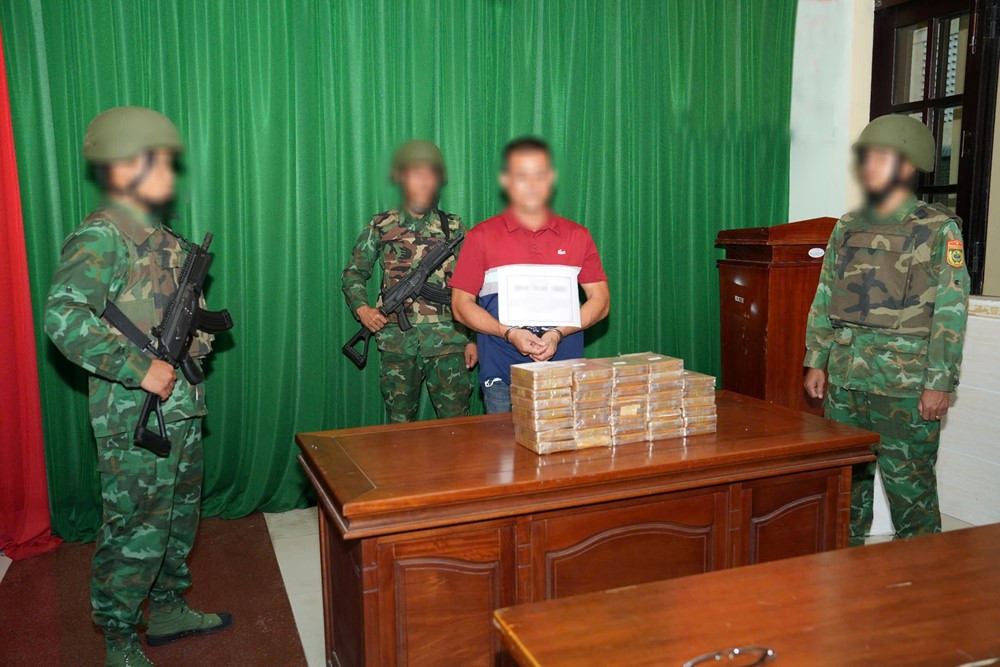 Bắt giữ ‘trùm’ ma túy khi đang vận chuyển 38 bánh heroin từ Lào về Việt Nam - ảnh 1