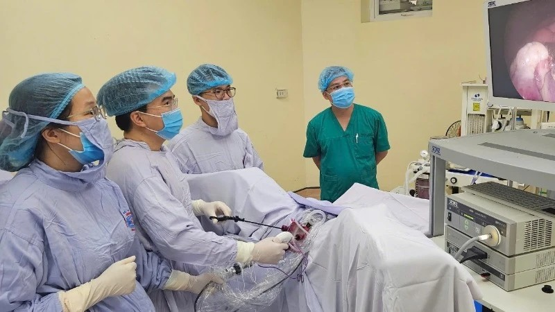 Chưa từng có tiền lệ: Bệnh viện điều trị ung thư lớn nhất Việt Nam điều trị thành công ung thư phụ khoa bằng phương pháp nội soi - ảnh 1