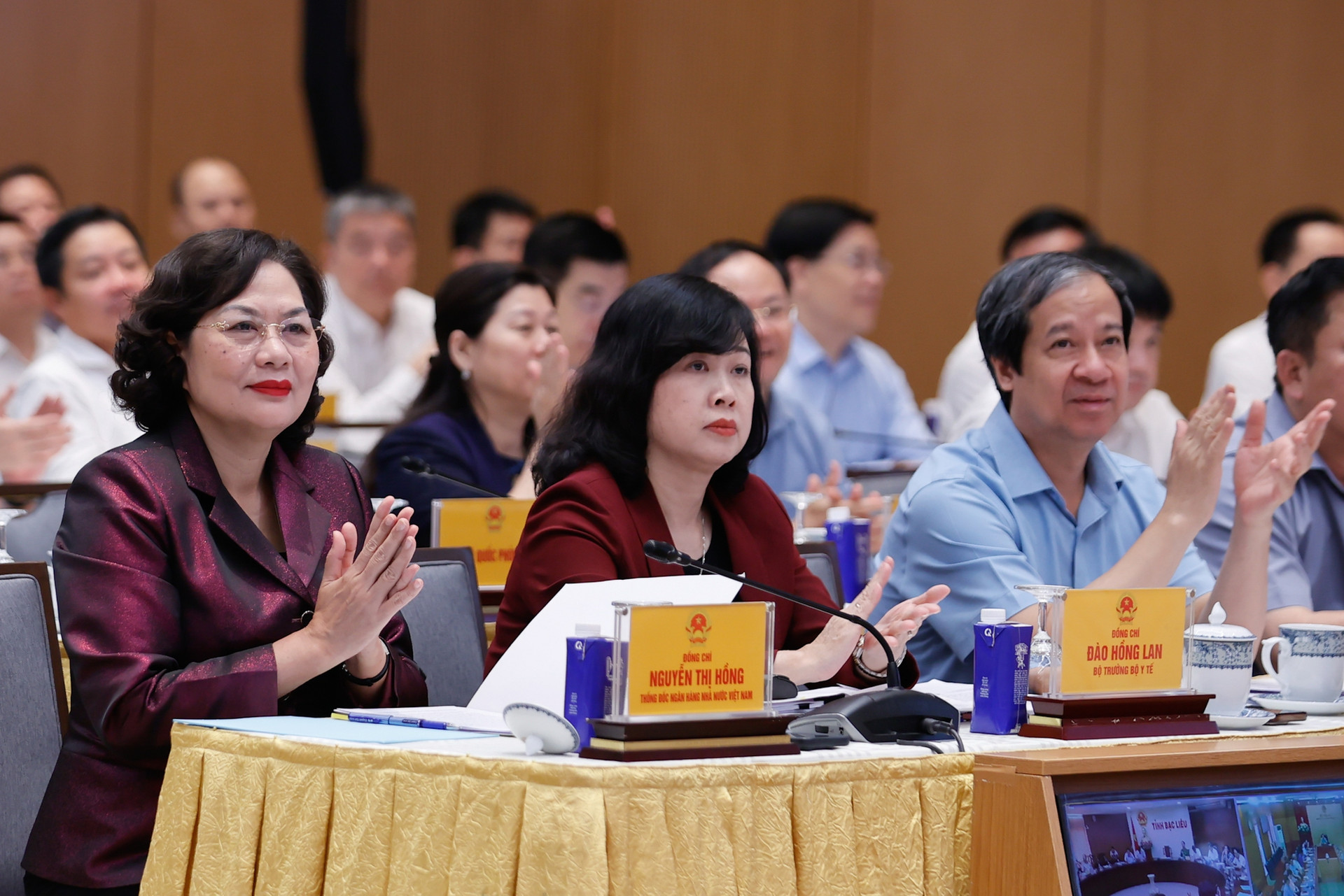 Thủ tướng: Cương quyết cắt bỏ các thủ tục rườm rà, gây phiền hà cho người dân và doanh nghiệp- Ảnh 8. Thủ tướng: Cương quyết cắt bỏ các thủ tục rườm rà, gây phiền hà cho người dân và doanh nghiệp- Ảnh 8.