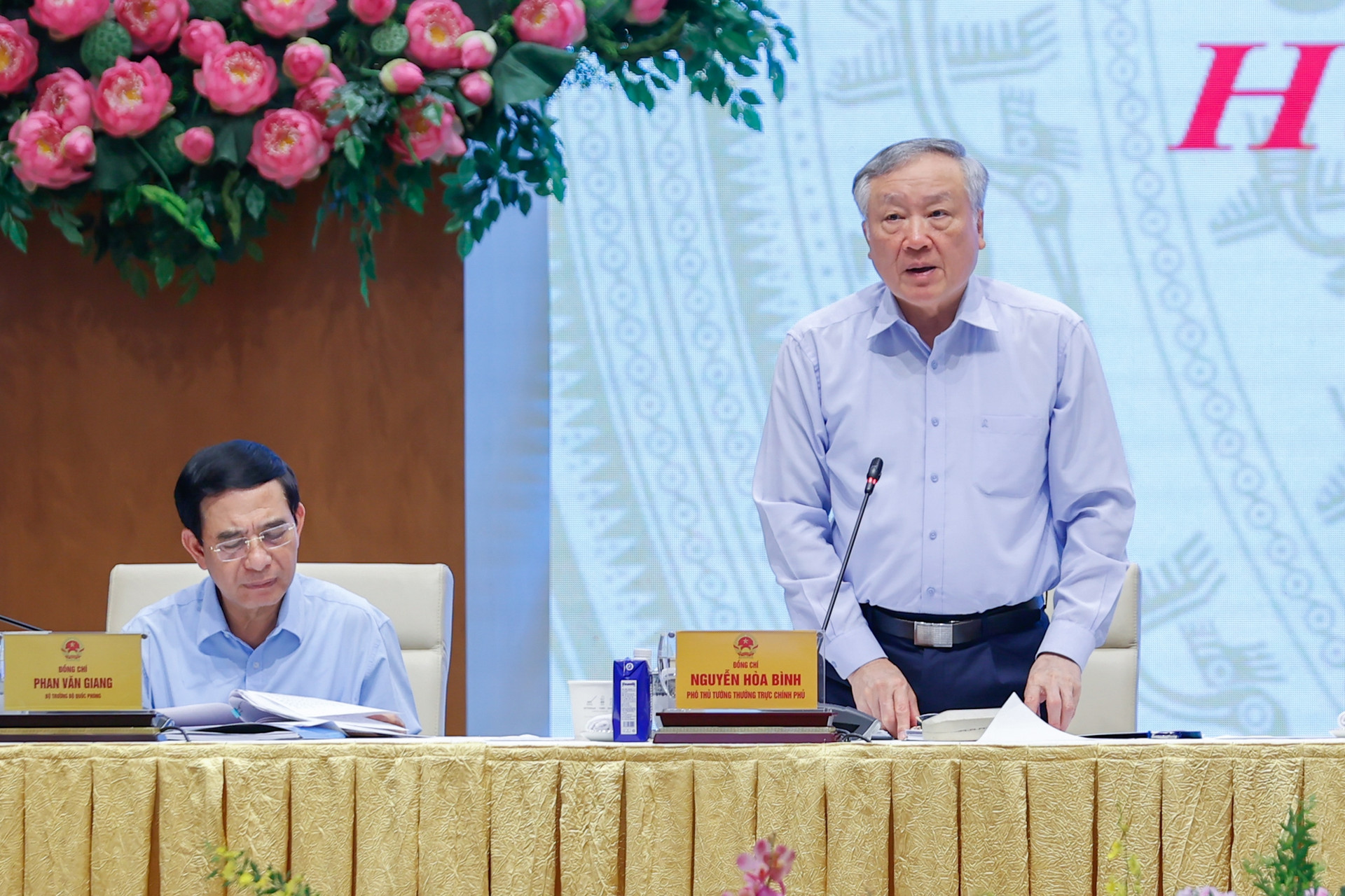 Thủ tướng: Cương quyết cắt bỏ các thủ tục rườm rà, gây phiền hà cho người dân và doanh nghiệp- Ảnh 3. Thủ tướng: Cương quyết cắt bỏ các thủ tục rườm rà, gây phiền hà cho người dân và doanh nghiệp- Ảnh 3.
