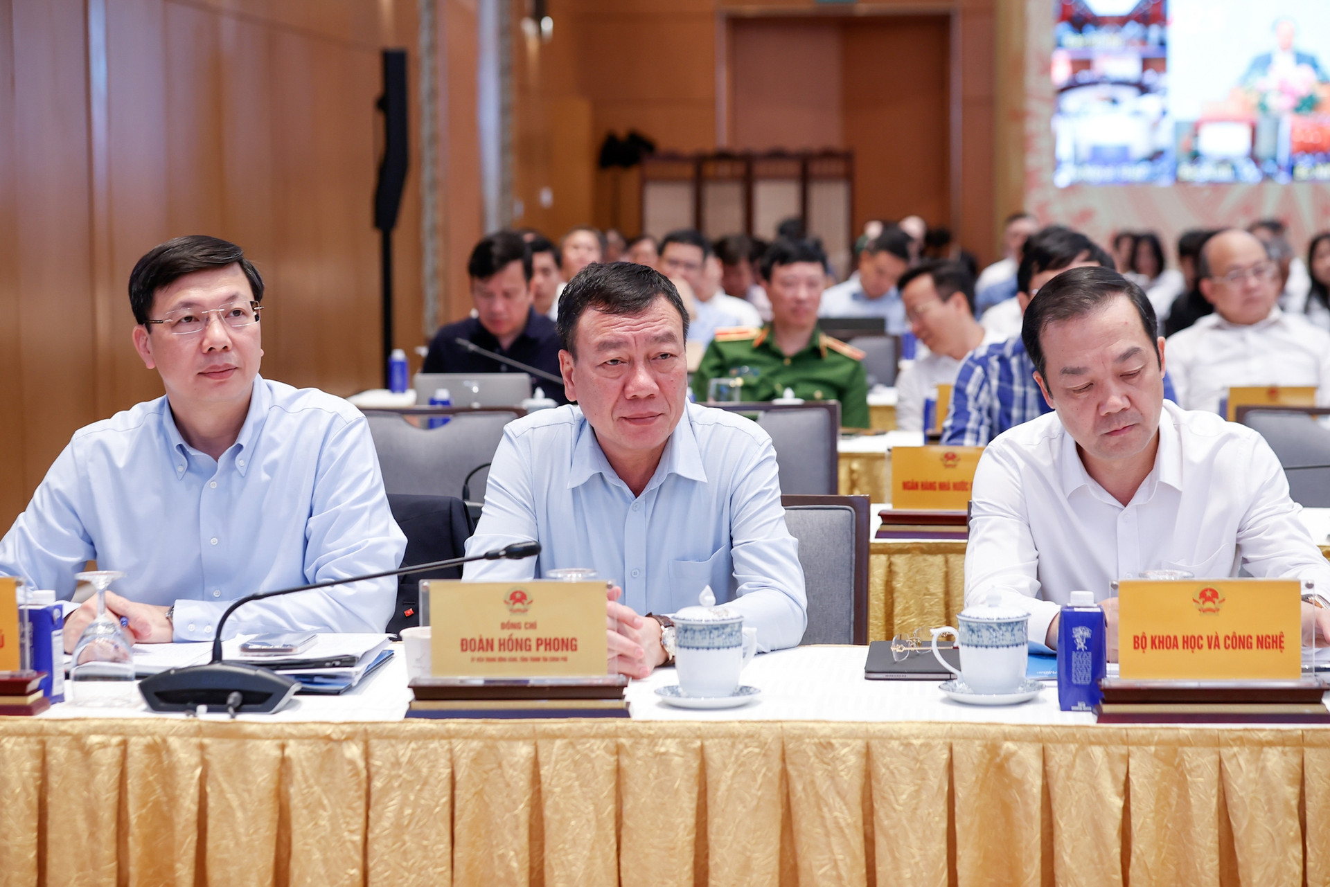Thủ tướng: Cương quyết cắt bỏ các thủ tục rườm rà, gây phiền hà cho người dân và doanh nghiệp- Ảnh 9. Thủ tướng: Cương quyết cắt bỏ các thủ tục rườm rà, gây phiền hà cho người dân và doanh nghiệp- Ảnh 9.