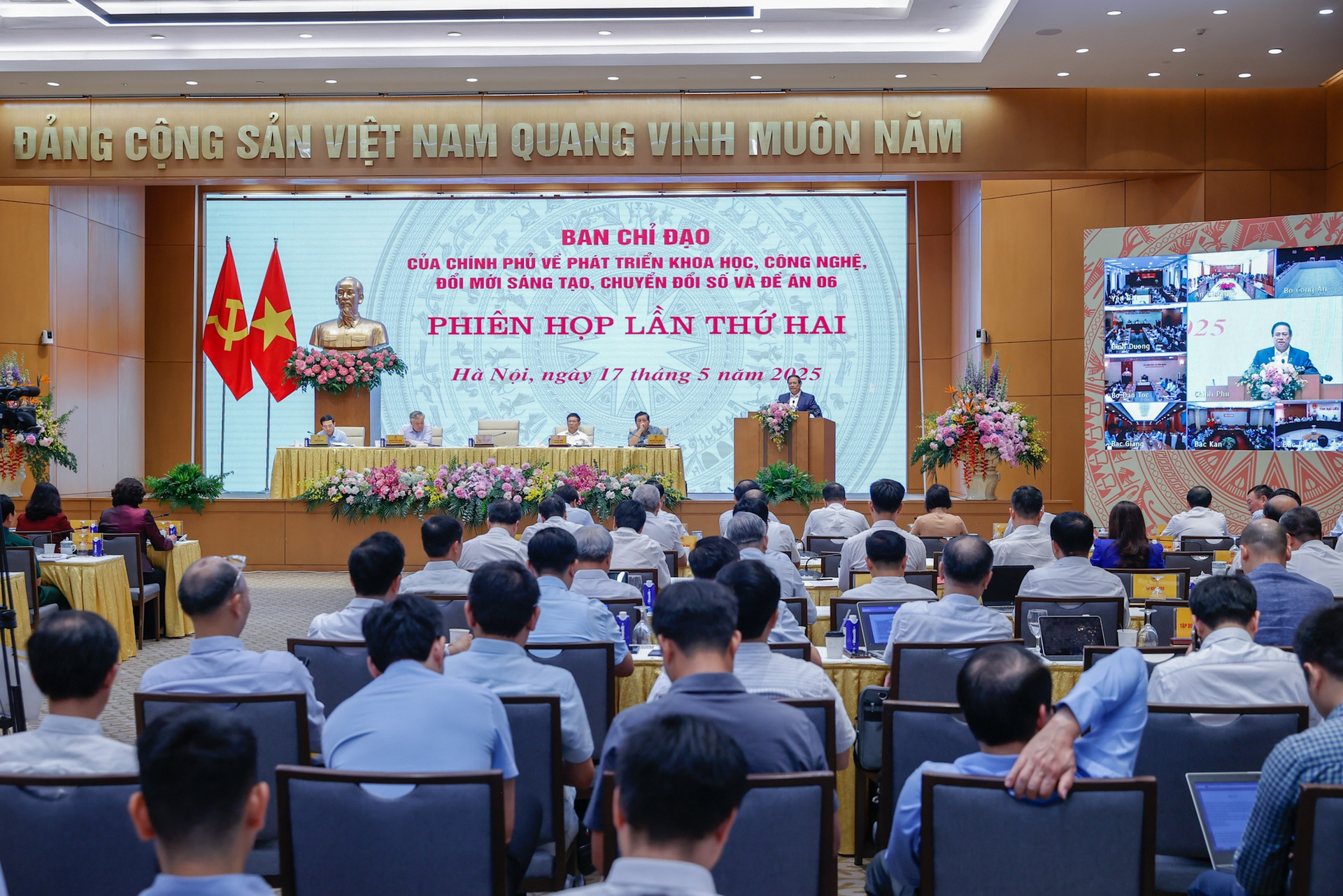 Thủ tướng: Cương quyết cắt bỏ các thủ tục rườm rà, gây phiền hà cho người dân và doanh nghiệp- Ảnh 11. Thủ tướng: Cương quyết cắt bỏ các thủ tục rườm rà, gây phiền hà cho người dân và doanh nghiệp- Ảnh 11.