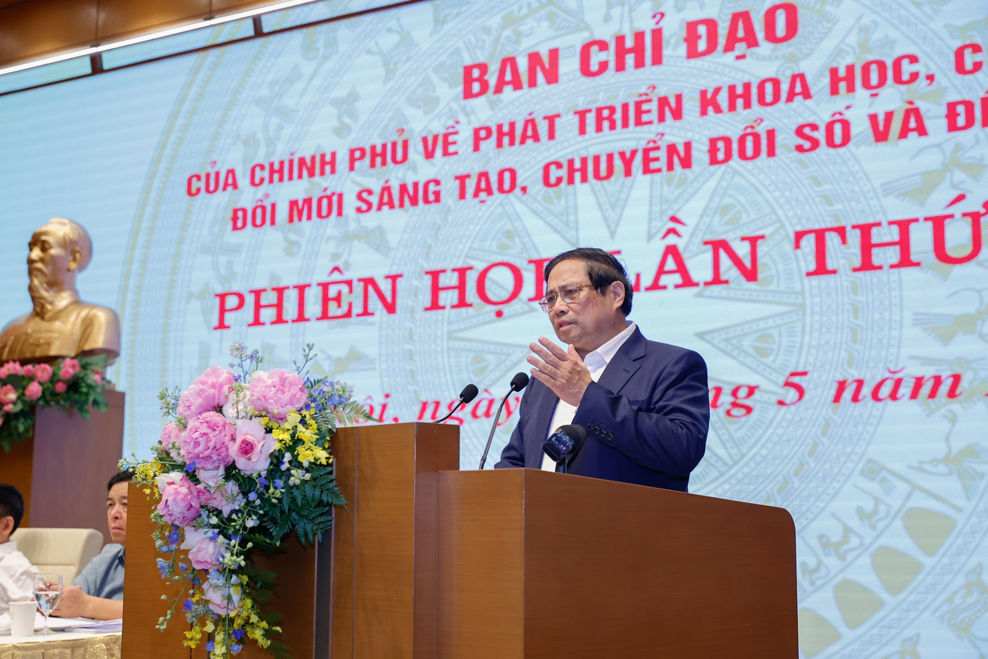 Thủ tướng: Cương quyết cắt bỏ các thủ tục rườm rà, gây phiền hà cho người dân và doanh nghiệp- Ảnh 10. Thủ tướng: Cương quyết cắt bỏ các thủ tục rườm rà, gây phiền hà cho người dân và doanh nghiệp- Ảnh 10.