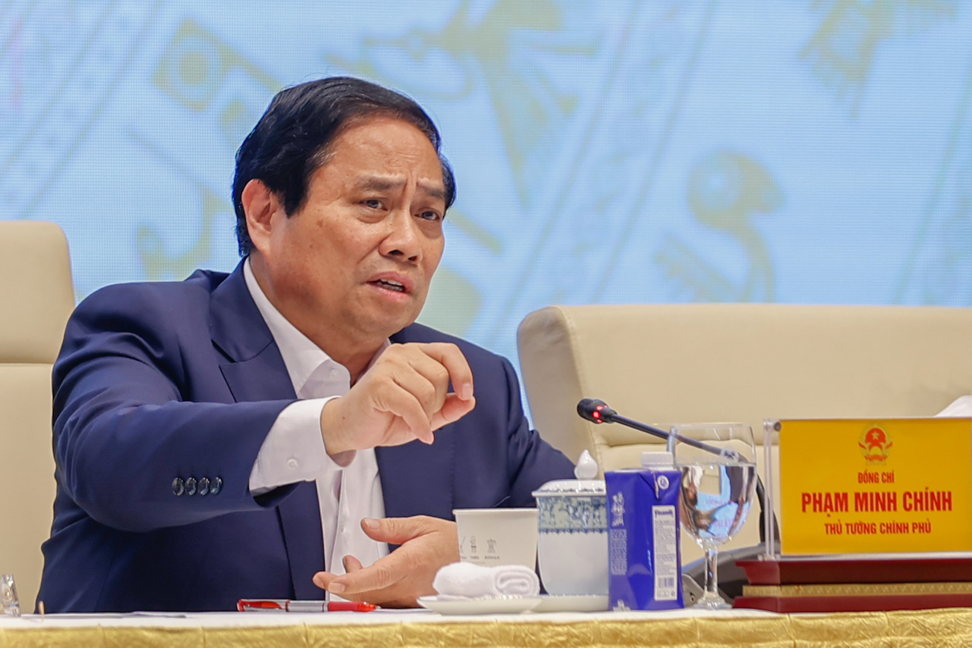 Thủ tướng: Cương quyết cắt bỏ các thủ tục rườm rà, gây phiền hà cho người dân và doanh nghiệp- Ảnh 1. Thủ tướng: Cương quyết cắt bỏ các thủ tục rườm rà, gây phiền hà cho người dân và doanh nghiệp- Ảnh 1.