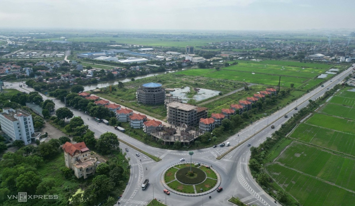 Khách sạn 5 sao gần 4.000 tỷ bị bỏ hoang giữa lòng TP: Từng được kỳ vọng là khu nghỉ dưỡng cao cấp hiện đại đầu tiên trên địa bàn, có thể phục vụ 1,2 triệu lượt khách- Ảnh 1. Khách sạn 5 sao gần 4.000 tỷ bị bỏ hoang giữa lòng TP: Từng được kỳ vọng là khu nghỉ dưỡng cao cấp hiện đại đầu tiên trên địa bàn, có thể phục vụ 1,2 triệu lượt khách- Ảnh 1.