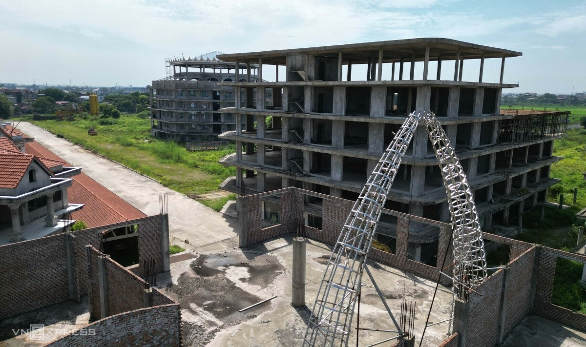 Khách sạn 5 sao gần 4.000 tỷ bị bỏ hoang giữa lòng TP: Từng được kỳ vọng là khu nghỉ dưỡng cao cấp hiện đại đầu tiên trên địa bàn, có thể phục vụ 1,2 triệu lượt khách- Ảnh 2. Khách sạn 5 sao gần 4.000 tỷ bị bỏ hoang giữa lòng TP: Từng được kỳ vọng là khu nghỉ dưỡng cao cấp hiện đại đầu tiên trên địa bàn, có thể phục vụ 1,2 triệu lượt khách- Ảnh 2.