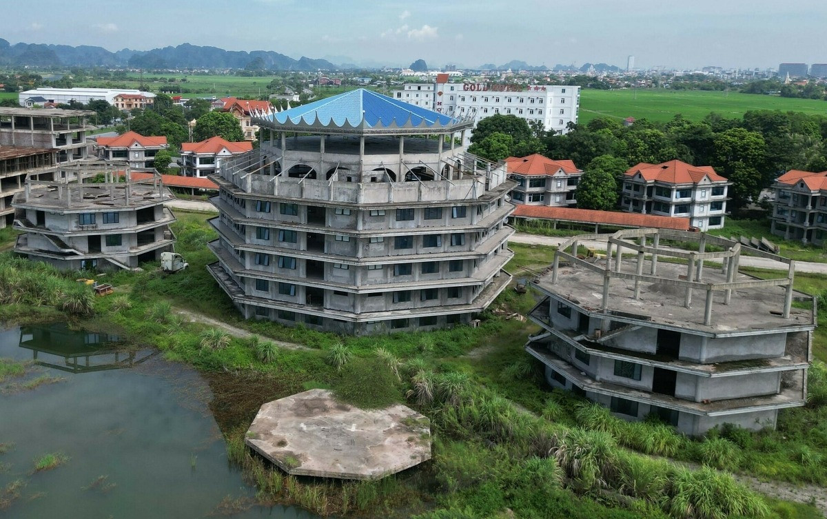 Khách sạn 5 sao gần 4.000 tỷ bị bỏ hoang giữa lòng TP: Từng được kỳ vọng là khu nghỉ dưỡng cao cấp hiện đại đầu tiên trên địa bàn, có thể phục vụ 1,2 triệu lượt khách- Ảnh 4. Khách sạn 5 sao gần 4.000 tỷ bị bỏ hoang giữa lòng TP: Từng được kỳ vọng là khu nghỉ dưỡng cao cấp hiện đại đầu tiên trên địa bàn, có thể phục vụ 1,2 triệu lượt khách- Ảnh 4.