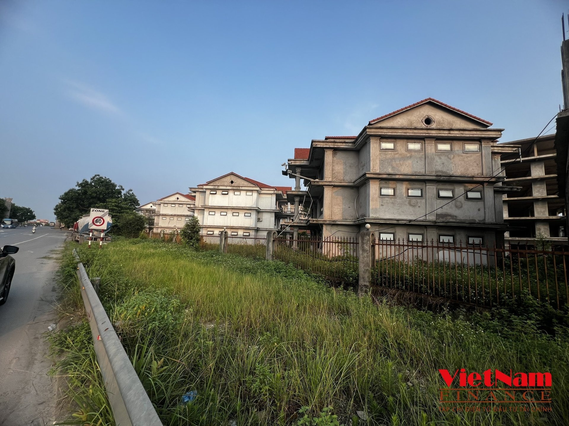 Khách sạn 5 sao gần 4.000 tỷ bị bỏ hoang giữa lòng TP: Từng được kỳ vọng là khu nghỉ dưỡng cao cấp hiện đại đầu tiên trên địa bàn, có thể phục vụ 1,2 triệu lượt khách- Ảnh 3. Khách sạn 5 sao gần 4.000 tỷ bị bỏ hoang giữa lòng TP: Từng được kỳ vọng là khu nghỉ dưỡng cao cấp hiện đại đầu tiên trên địa bàn, có thể phục vụ 1,2 triệu lượt khách- Ảnh 3.