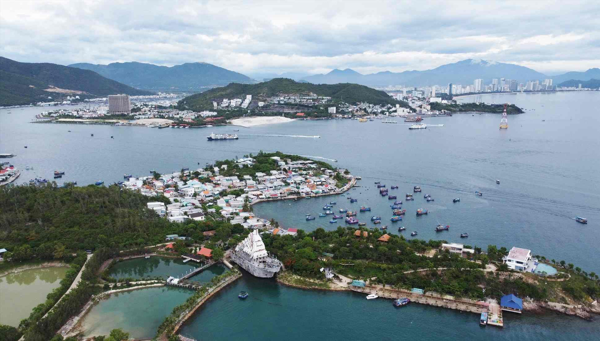 Sau khi ‘về chung một nhà’, tỉnh mới này sẽ có đường bờ biển dài nhất, resort đắt bậc nhất Việt Nam- Ảnh 2. Sau khi ‘về chung một nhà’, tỉnh mới này sẽ có đường bờ biển dài nhất, resort đắt bậc nhất Việt Nam- Ảnh 2.