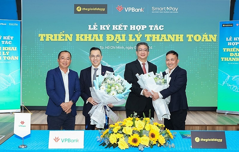 Vì sao hơn 7.000 cửa hàng WinMart+, Thế giới Di động, FPT Shop... trên toàn quốc trở thành 'cây ATM' của ngân hàng?