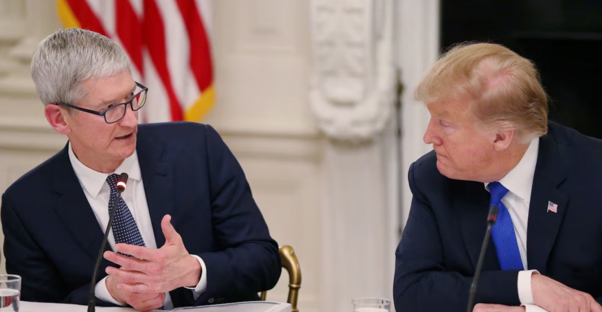 Chỉ một câu nói, ông Trump lại khiến cái tên Tim Cook 'nóng' trở lại