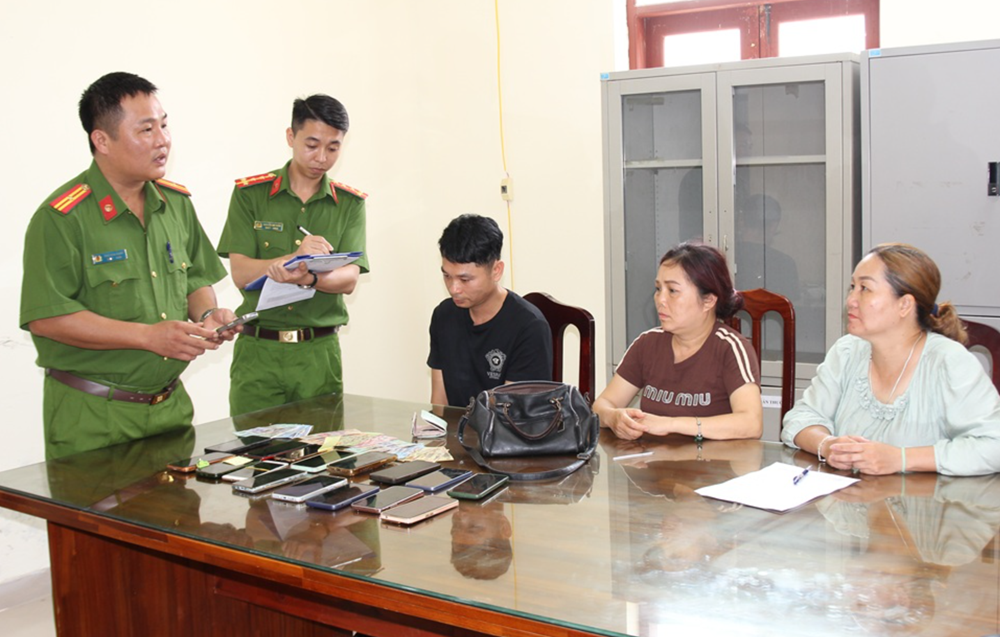 Bắt nhóm đối tượng ‘móc túi’ khi chiêm bái Xá lợi Đức Phật: Thu giữ 19 điện thoại di động, 15 triệu đồng cùng nhiều tài sản có giá trị - ảnh 2