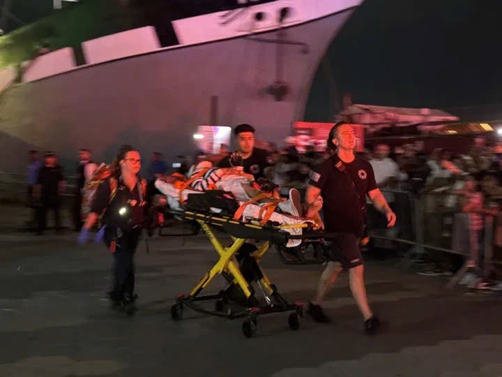Tàu quân sự đâm vào cây cầu huyết mạch: 3 cột buồm gãy nát, ít nhất 20 người nguy kịch - ảnh 1